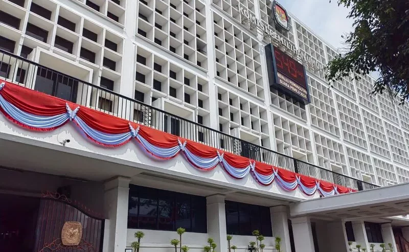 Jakarta – Ketua Komisi Pemilihan Umum atau KPU Mochammad Afifuddin mengatakan pihaknya akan mentaati putusan Mahkamah Konsititusi soal Pilkada 2024.

“Kami sampaikan, kami ulangi lagi, sebagaimana berita beredar, KPU dalam hal ini sudah menempuh langkah untuk menindaklanjuti putusan MK,” kata Afif.

Bahkan, dirinya menegaskan siap menaati aturan MK.

“Jadi kalau pertanyaannya apakah KPU menindaklanjuti putusan MK, kami tegaskan KPU menindaklanjuti putusan MK,” tegasnya.

Namun demikian, dalam rangka menindaklanjuti putusan MK ke dalam peraturan KPU (PKPU), KPU perlu menempuh konsultasi terlebih dengan pembentuk undang-undang.

Namun, ia menegaskan, konsultasi itu sekadar bentuk “tertib prosedur”.

Sebab, berdasarkan Putusan MK Nomor 92/PUU-XIV/2016, KPU wajib menempuh konsultasi dengan DPR dan pemerintah sebelum menerbitkan PKPU. Pada putusan lain MK tahun 2017, Mahkamah memutus hasil rapat konsultasi tersebut tidak mengikat bagi KPU.

Pada putusan lain MK tahun 2017, Mahkamah memutus hasil rapat konsultasi tersebut tidak mengikat bagi KPU.

“Kenapa ini (konsultasi) kami lakukan, kami punya pengalaman dulu ada putusan MK dalam proses pilpres, putusan 90 yang saat itu dalam perjalanannya kemudian kami tindak lanjut tetapi konsultasi tidak sempat dilakukan karena satu dan lain hal, selanjutnya dalam aduan dan putusan DKPP kami dinyatakan salah dan diberi peringatan keras dan keras terakhir,” ungkapnya