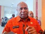 Gubernur-Papua-Matius-D.-Fakhiri-Batik-Orange-1
