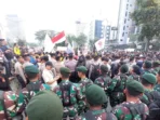ribuan-mahasiswa-dicegat-aparat-gabungan-polisi-dan-tni-di-thamrin-saat-hendak-demo-di-bundaran-hi-jakarta-pusat-jumat-126-ryandi-zahdomojawaposcom-aNnxI