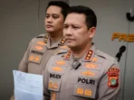 kabid-humas-polda-metro-jaya-kombes-budi-hermanto-menunjukkan-surat-permohonan-penundaan-transaksi-rekening-koordinator-ampb-di-jakarta-senin-2482026-polda-metro-jaya-RXg2A