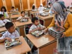 wali-murid-bantu-pendistribusian-mbg-di-sekolah-2634029